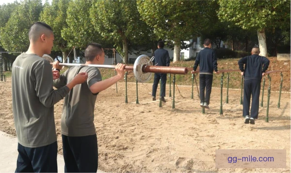 单杠比赛强化专注度训练，成套动作完成更稳定